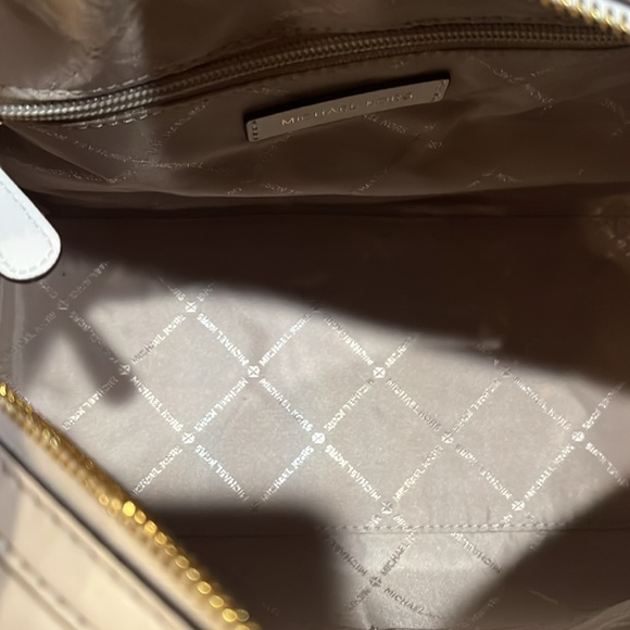 Michael Kors NWT Medium Duffle Satchel Crossbody Bag Travel Vanilla - Picture 6 of 8